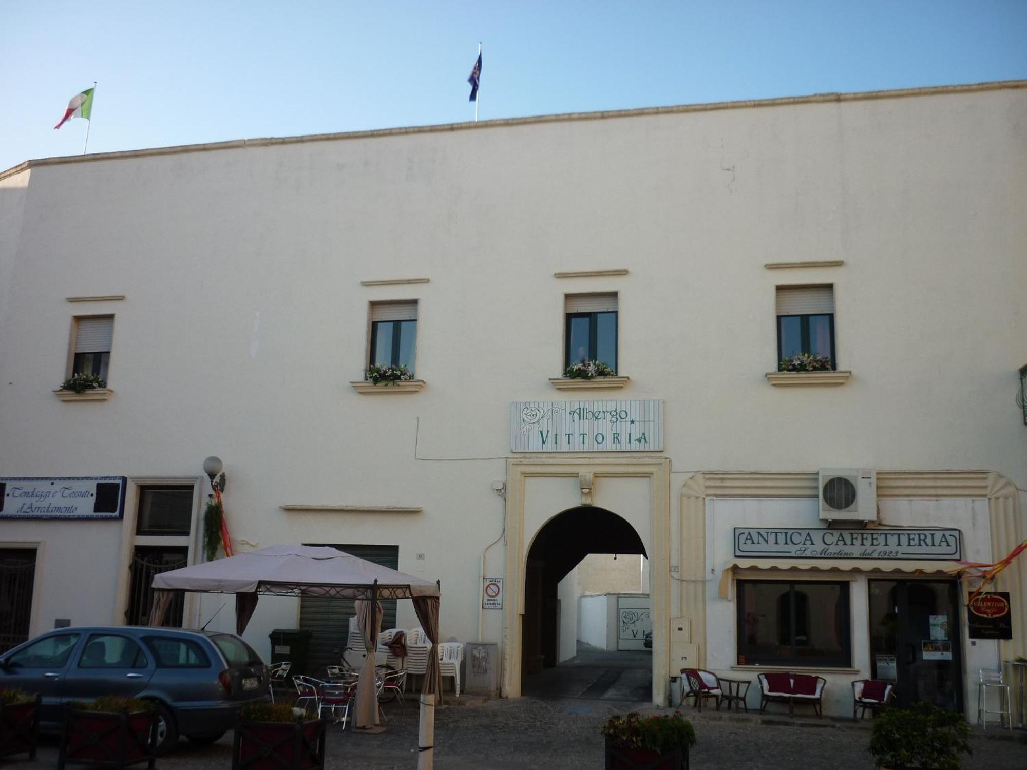 Albergo Vittoria Taviano  Bagian luar foto